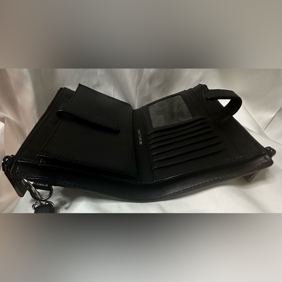 EUC Michael Kors Jet Set Double Zip Wristlet - Picture 15 of 17